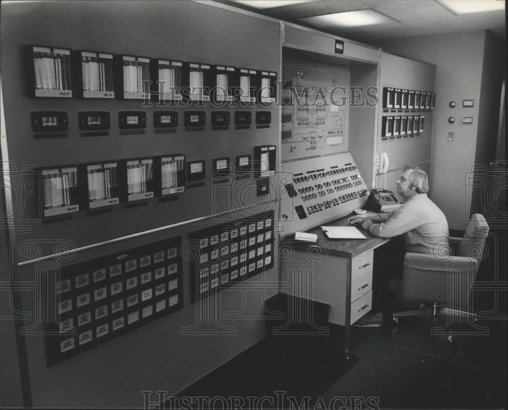 1978 Press Photo Alabama-Birmingham James Bostick in Carson plant control room. - Historic Images