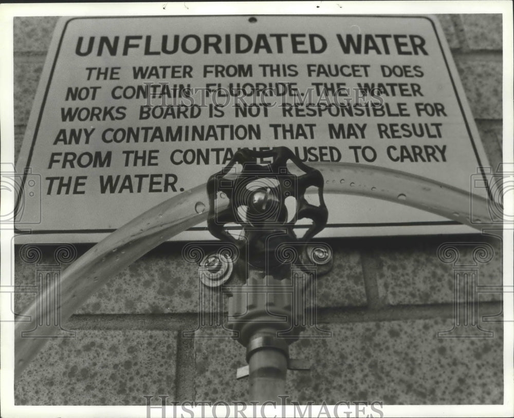 1982 Press Photo Alabama-Birmingham water faucet and sign at Carson filter plant - Historic Images