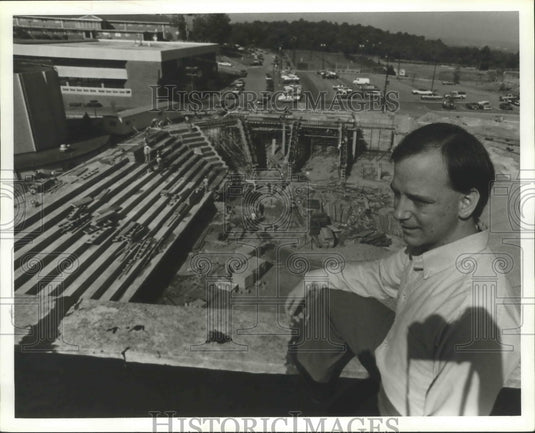 1980 Press Photo Birmingham Southern College Coach Greg Walcavich Notes Gym Redo - Historic Images