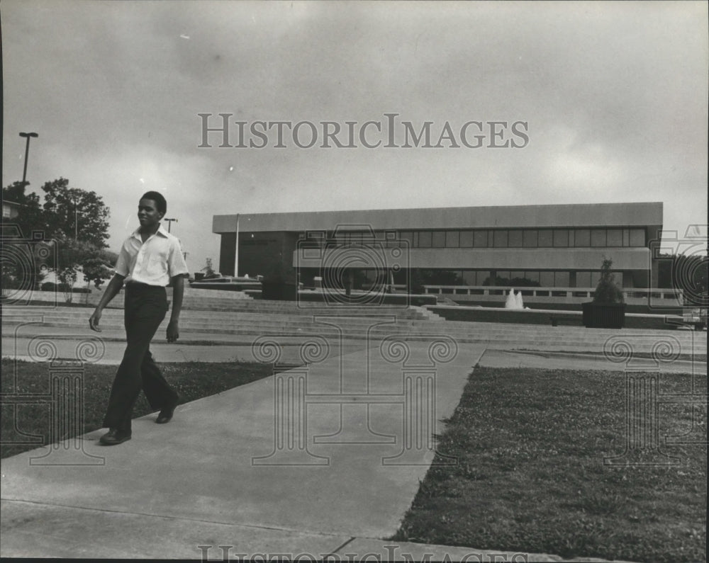 1980 Press Photo Fernando Jhosinos Walks By Birmingham-Southern College, Alabama - Historic Images