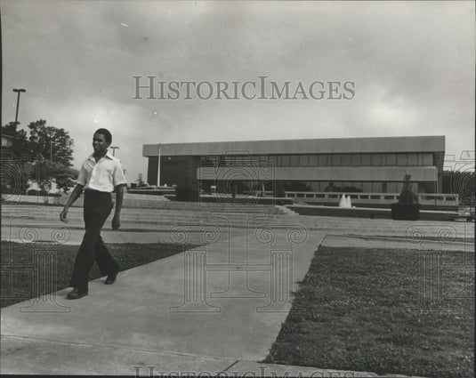 1980 Press Photo Fernando Jhosinos Walks By Birmingham-Southern College, Alabama - Historic Images