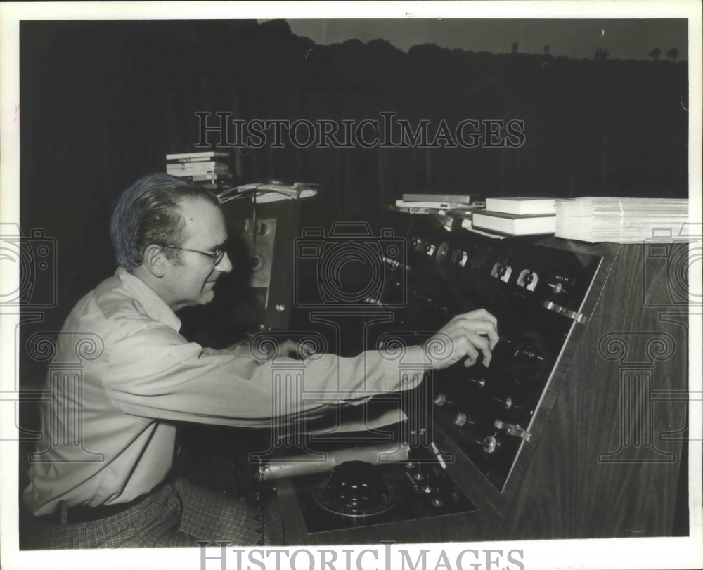 1980 Press Photo Alabama-Birmingham Southern, Dr. Boardman directs star machine. - Historic Images
