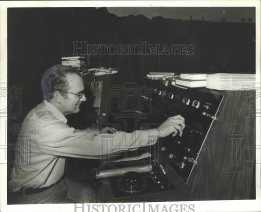 1980 Press Photo Alabama-Birmingham Southern, Dr. Boardman directs star machine. - Historic Images