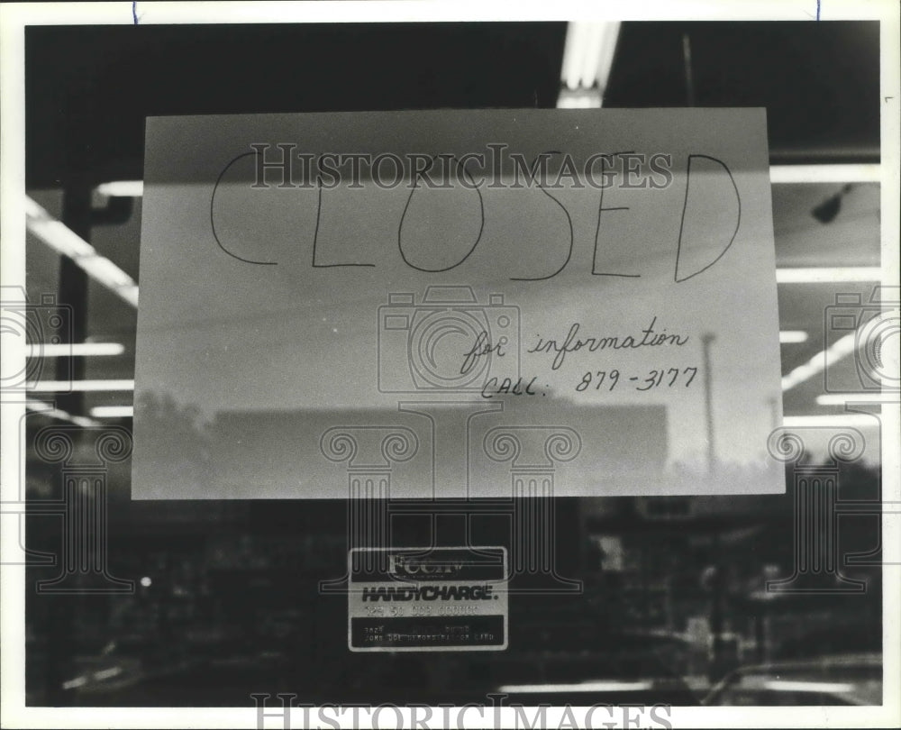 1980 Press Photo Alabama-Birmingham's Feeny Store's closed sign in window. - Historic Images