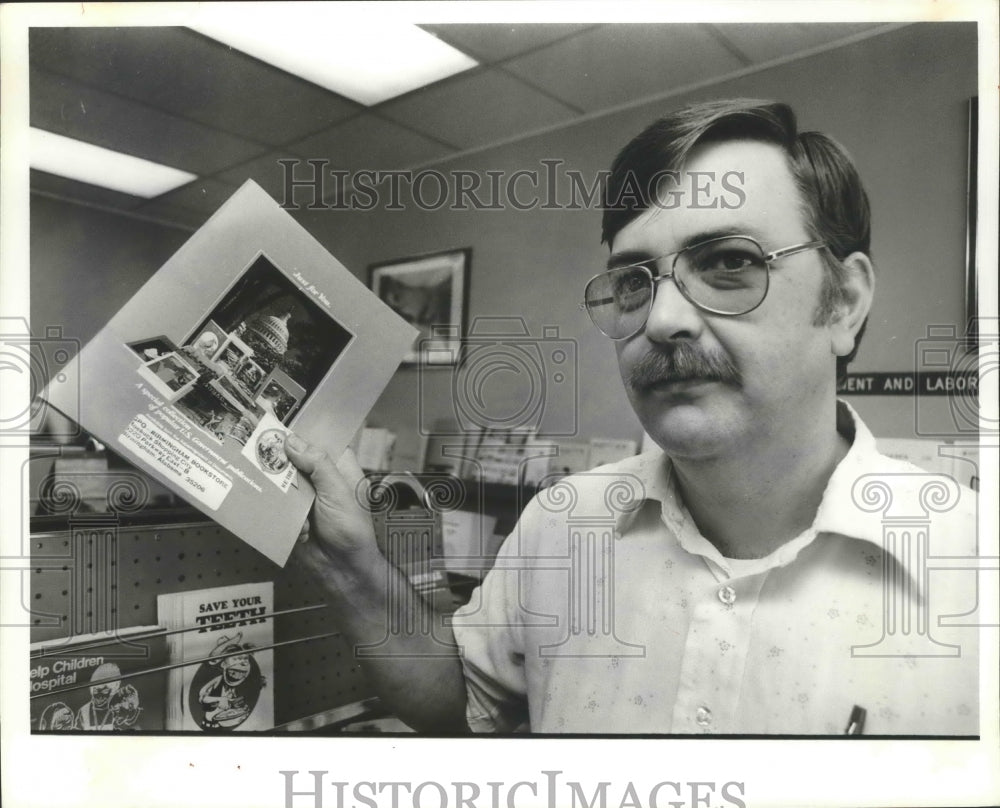 1981 Press Photo Alabama-Birmingham-Wayne Braswell of US Government bookstore. - Historic Images