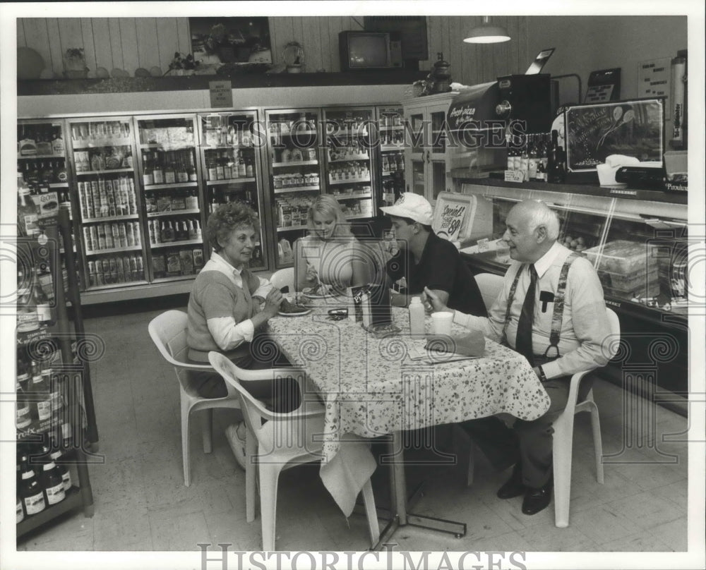 1988 Press Photo Alabama-Patrons enjoy meal at Highland Market in Birmingham - Historic Images