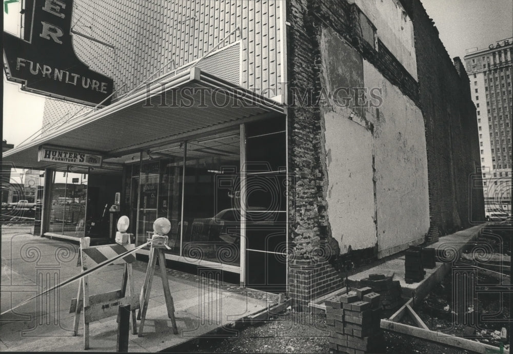 1983 Press Photo Alabama-Birmingham&#39;s Hunter Furniture Company&#39;s damaged wall. - Historic Images