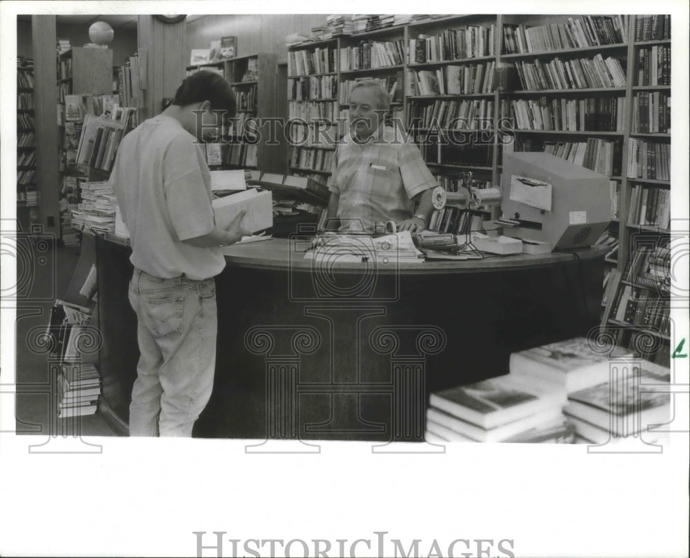 1991 Press Photo Smith &amp; Hardwick Bookstore Owner Allen Shaffer &amp; Customer, Ala. - Historic Images