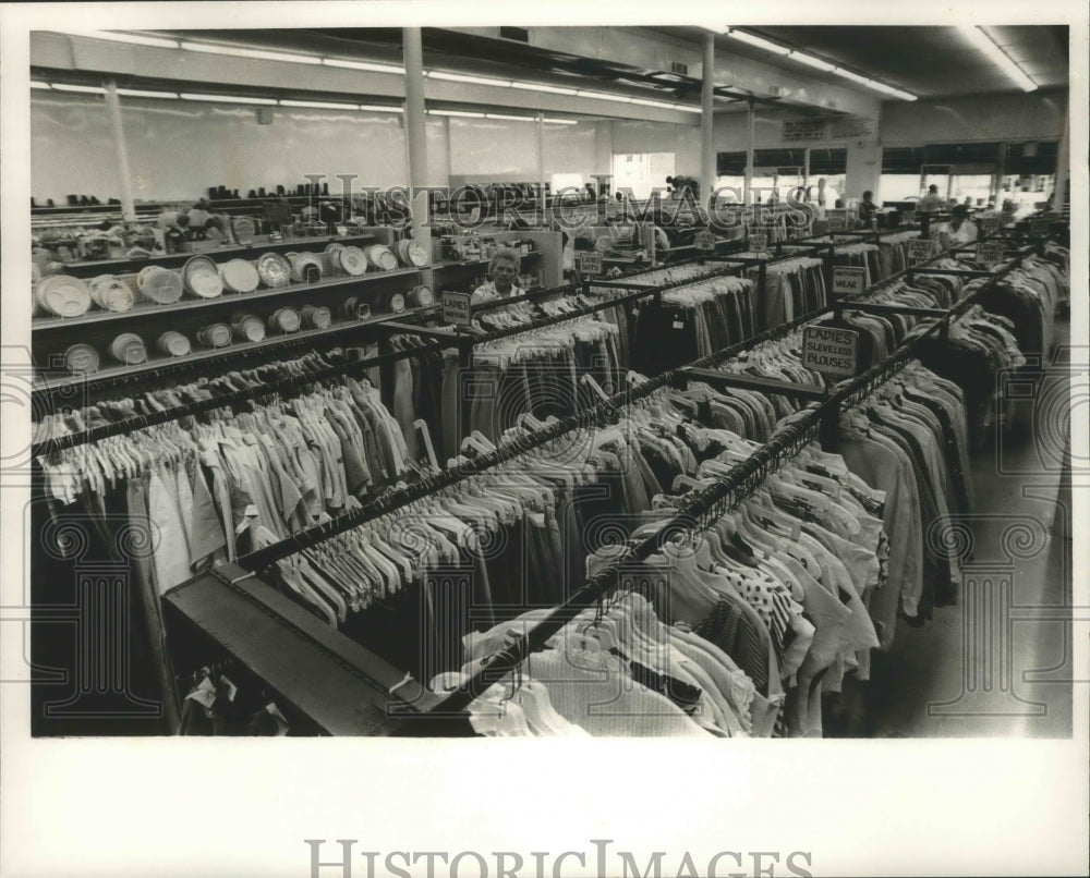 1988 Press Photo Vietnam Veterans Thrift Store, Birmingham, Alabama - abna06386 - Historic Images