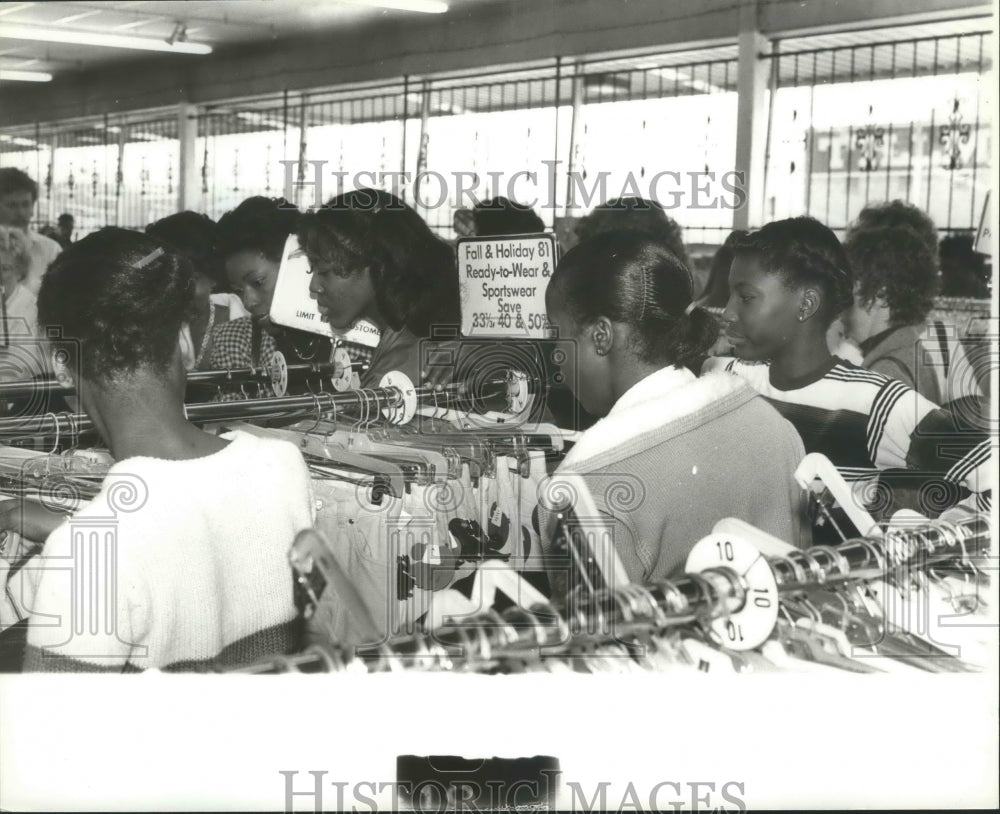 1981 Press Photo Shopping Day After Thanksgiving, Tillman-Levenson, Birmingham - Historic Images