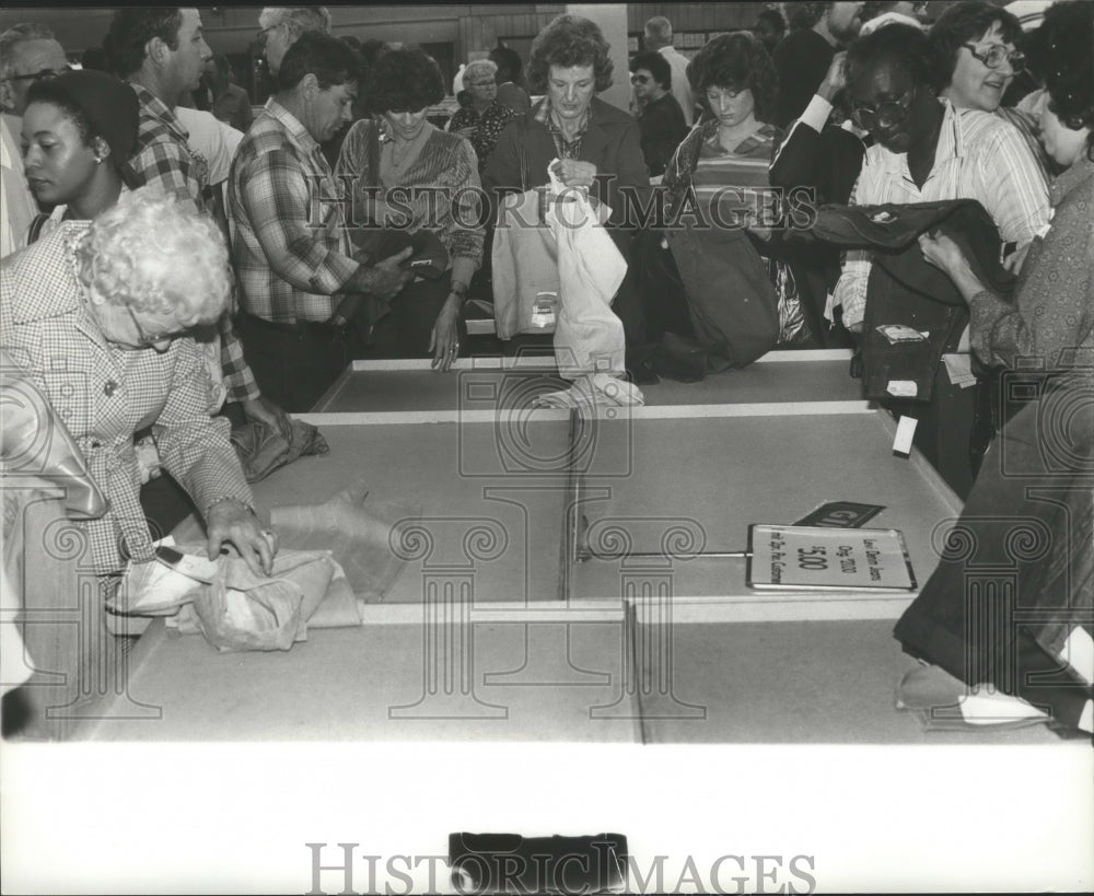 1981 Press Photo Tillman-Levenson Shoppers Day After Thanksgiving, Birmingham - Historic Images