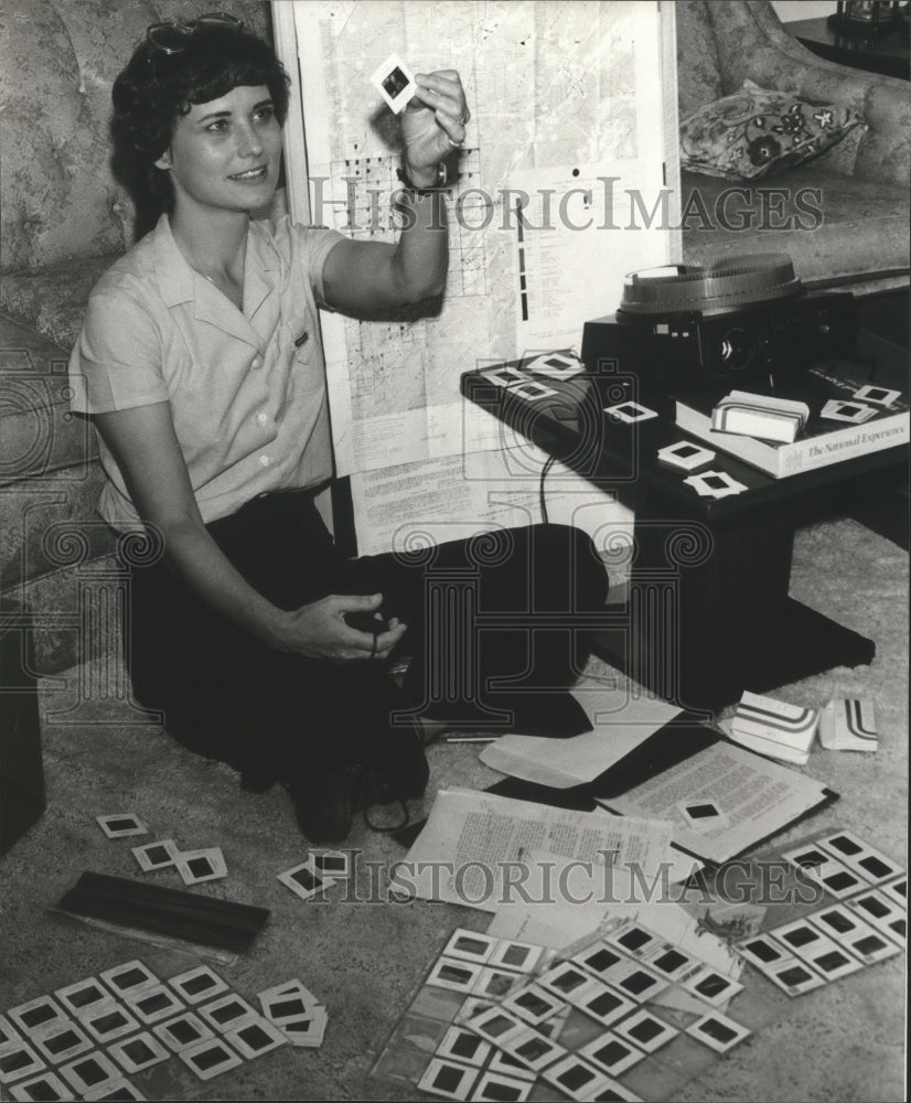 1980 Press Photo Alabama-Mrs. Vance looks at slides of Birmingham&#39;s Ruffner Mtn. - Historic Images