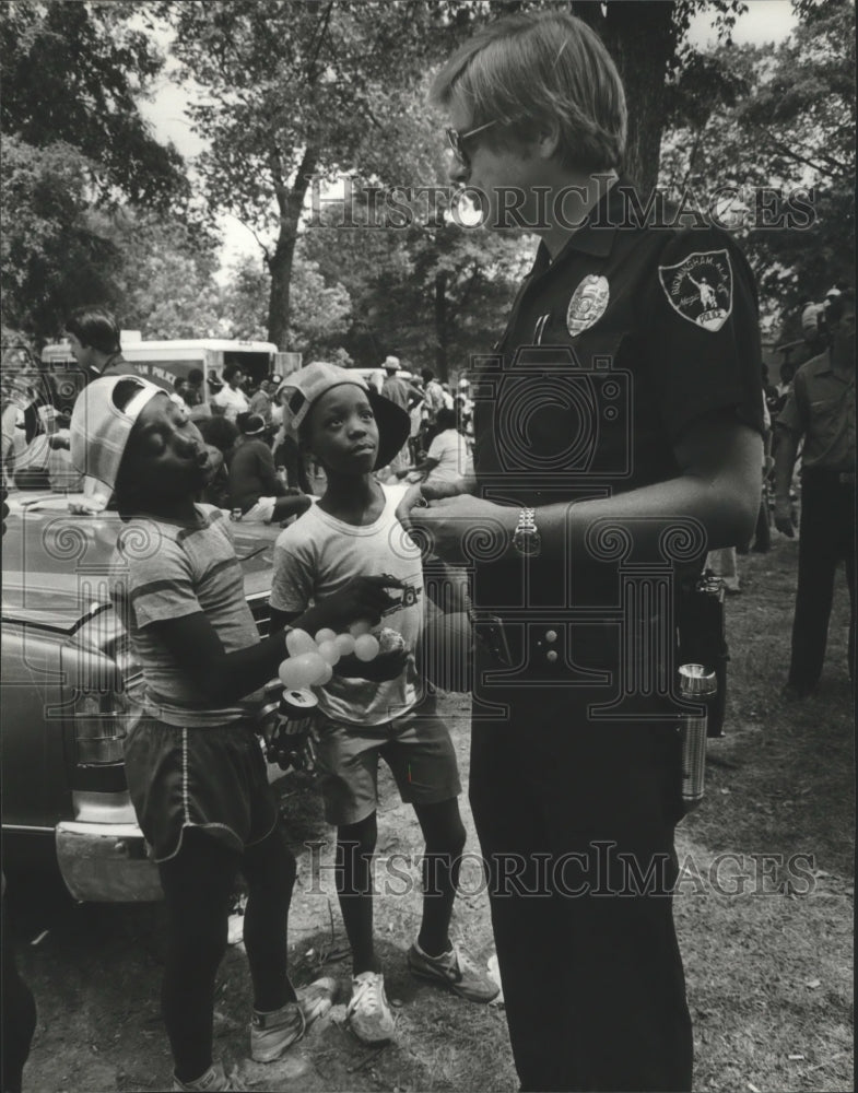 1980 Press Photo Alabama-Birmingham Police Officer with kids at Ensley Park. - Historic Images