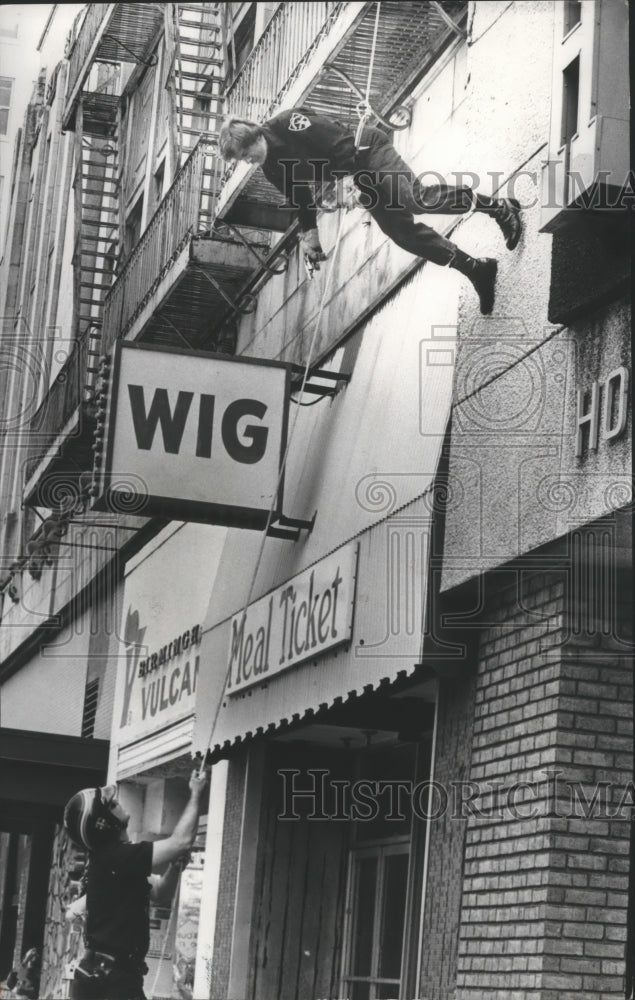 1978 Press Photo Alabama-Birmingham Policeman Mike Morgan climbs down building. - Historic Images