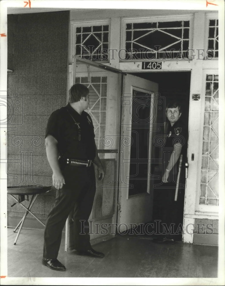 Press Photo Alabama-Birmingham Police Officers always enter homes cautiously. - Historic Images