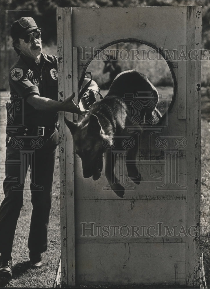 1984 Press Photo Alabama-Birmingham Police Officer R.C. Hull and &quot;Blitz&quot; train. - Historic Images