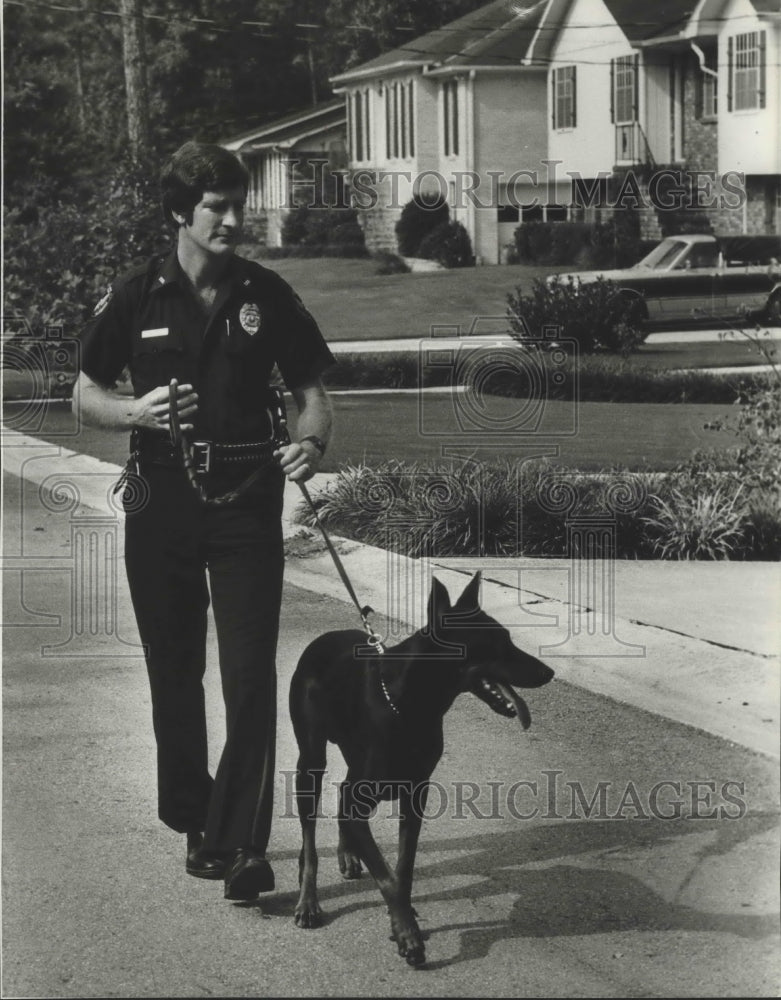 1980 Press Photo Alabama-Birmingham Police Officer Moore and his dog Smokie. - Historic Images