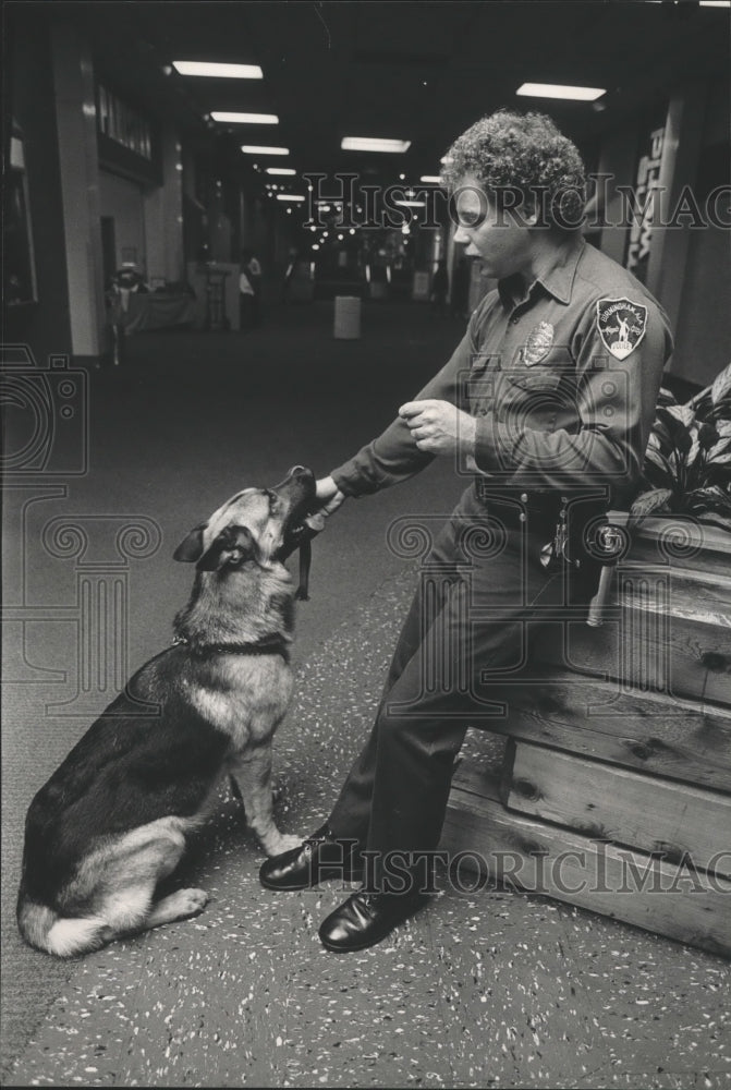 1984 Press Photo Alabama-Birmingham Police Office pets newest canine recruit. - Historic Images