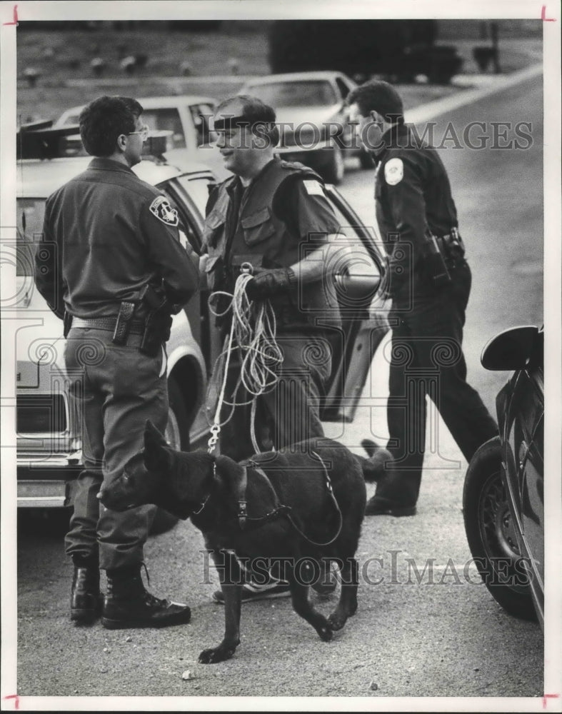 1990 Press Photo Alabama-Birmingham-Dog handler with dog help flush out suspect. - Historic Images