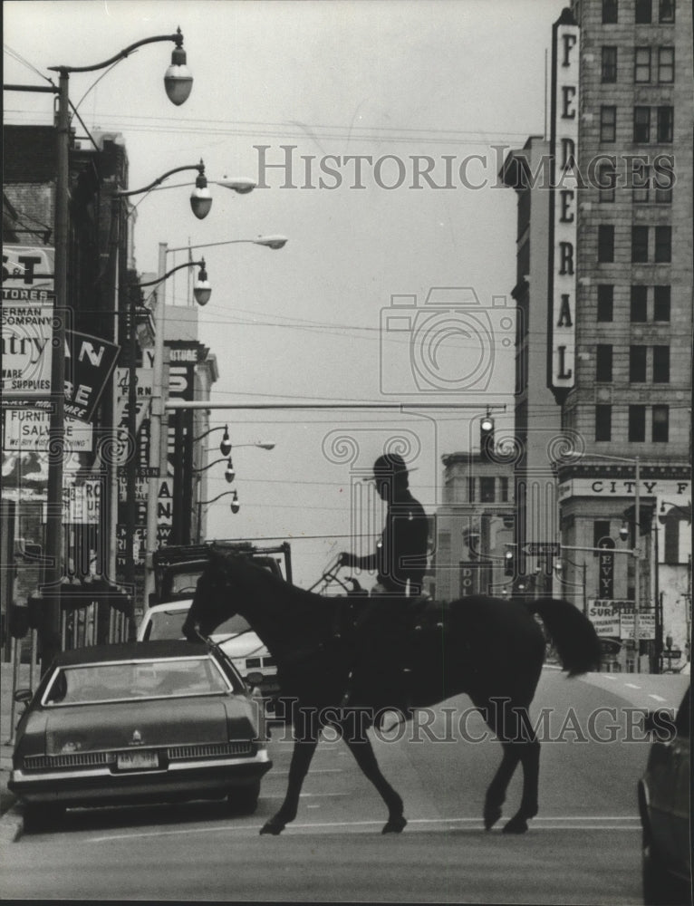 1980 Press Photo Alabama-Birmingham Mounted Patrol looks for parking violations. - Historic Images
