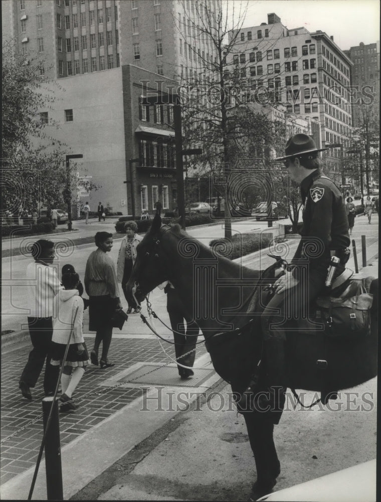 1984 Press Photo Alabama-Birmingham Police Mounted Patrol admired by walkers. - Historic Images