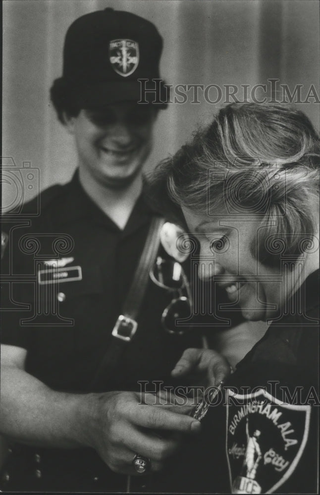 1982 Press Photo Alabama-Birmingham Police Officer pins police badge on his wife - Historic Images