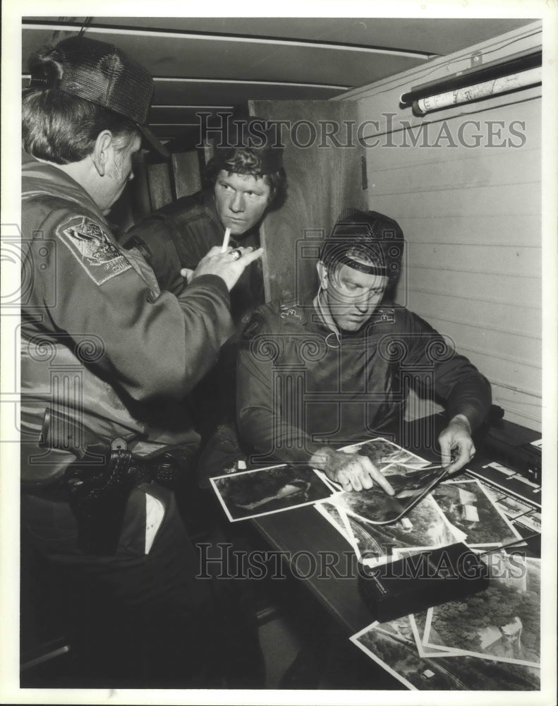 1981 Press Photo Alabama-Birmingham Police Swat team members study photos. - Historic Images