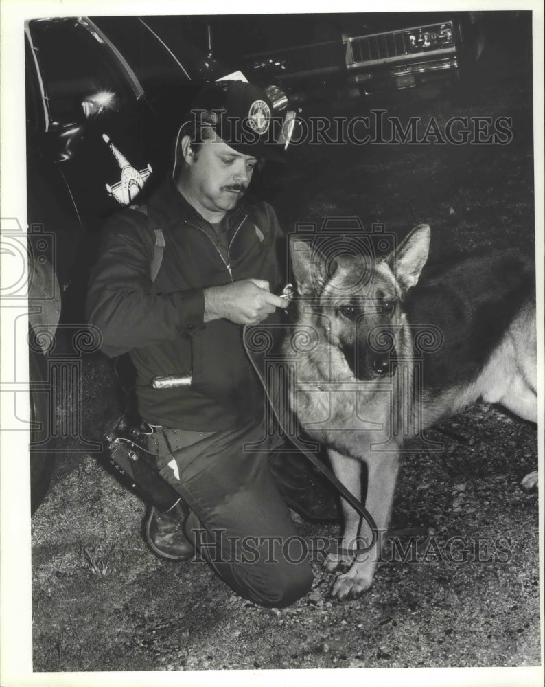 1981 Press Photo Alabama-Birmingham Police Officer J.D. Howell and dog, Chip. - Historic Images