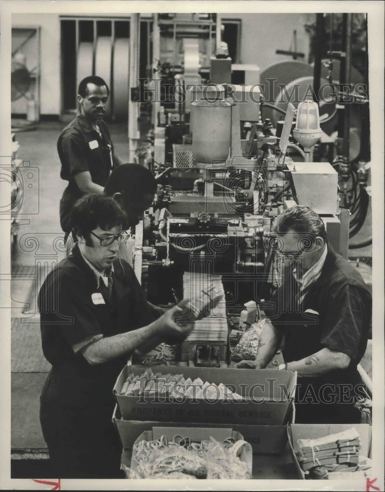 1988 Press Photo Alabama-Worker ready checks for Birmingham Post Office. - Historic Images