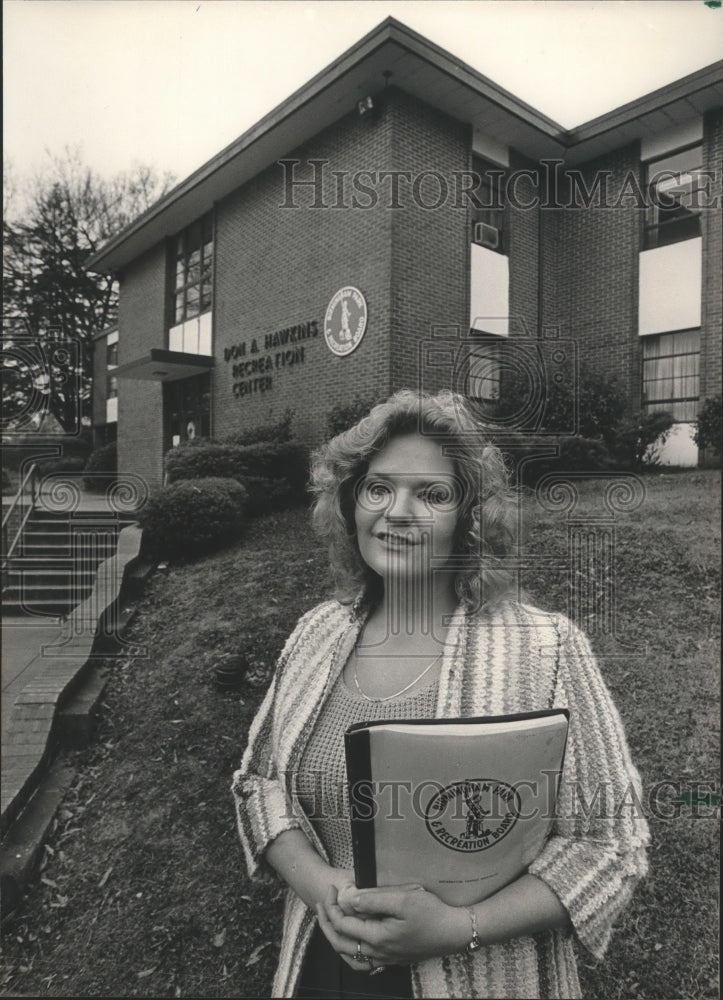 1983 Press Photo Alabama-Birmingham-Regina Nummy in front of recreation center. - Historic Images
