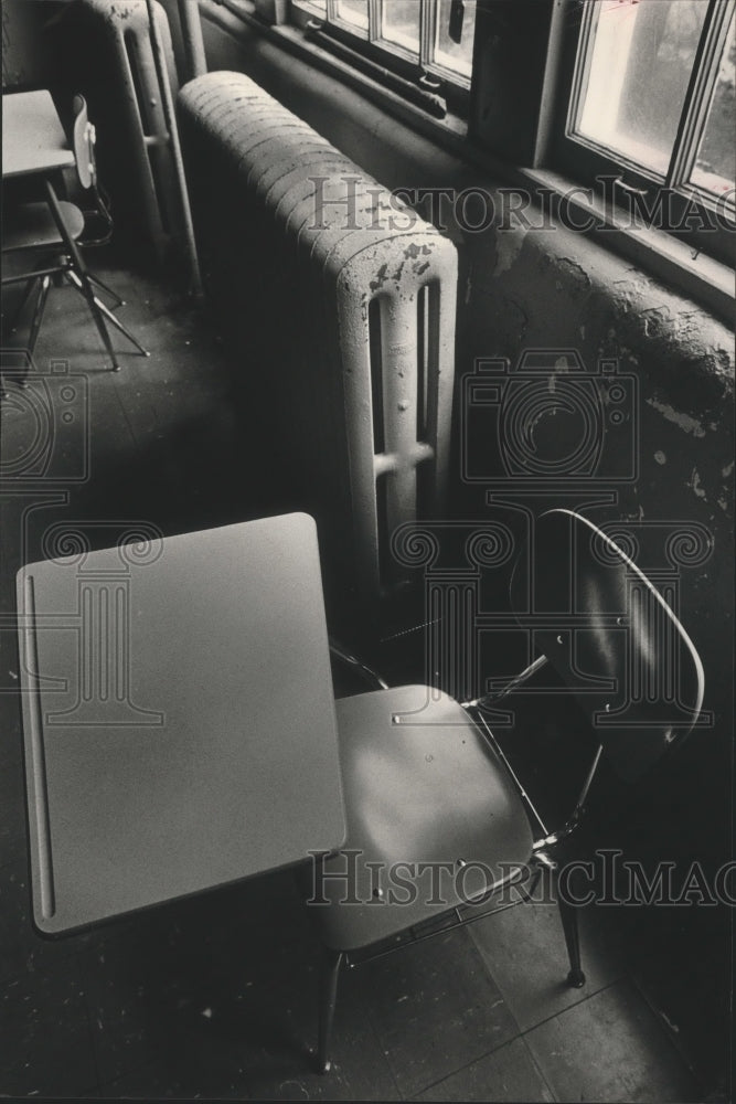 1983 Press Photo Chipped Paint, Wooden Windows, Ensley High School, Birmingham - Historic Images