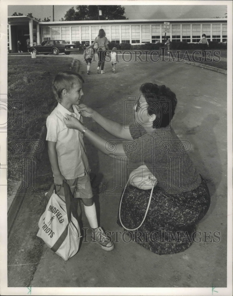 1987 Press Photo Mom Adjusts Owen Davis&#39; Shirt, Midfield School, Alabama - Historic Images