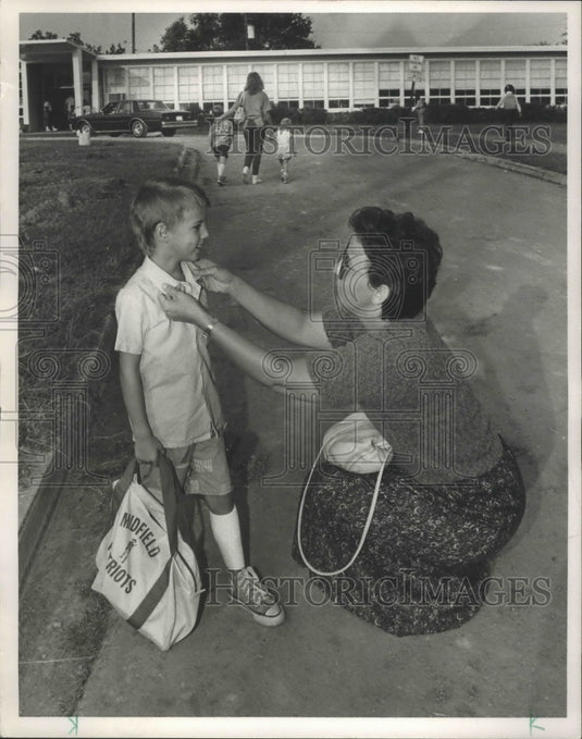 1987 Press Photo Mom Adjusts Owen Davis' Shirt, Midfield School, Alabama - Historic Images
