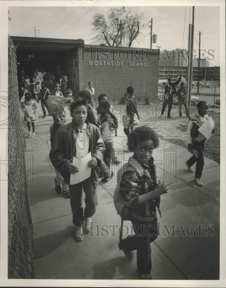 1985 Press Photo Alabama-Birmingham Children leaving Northside Elementary School - Historic Images