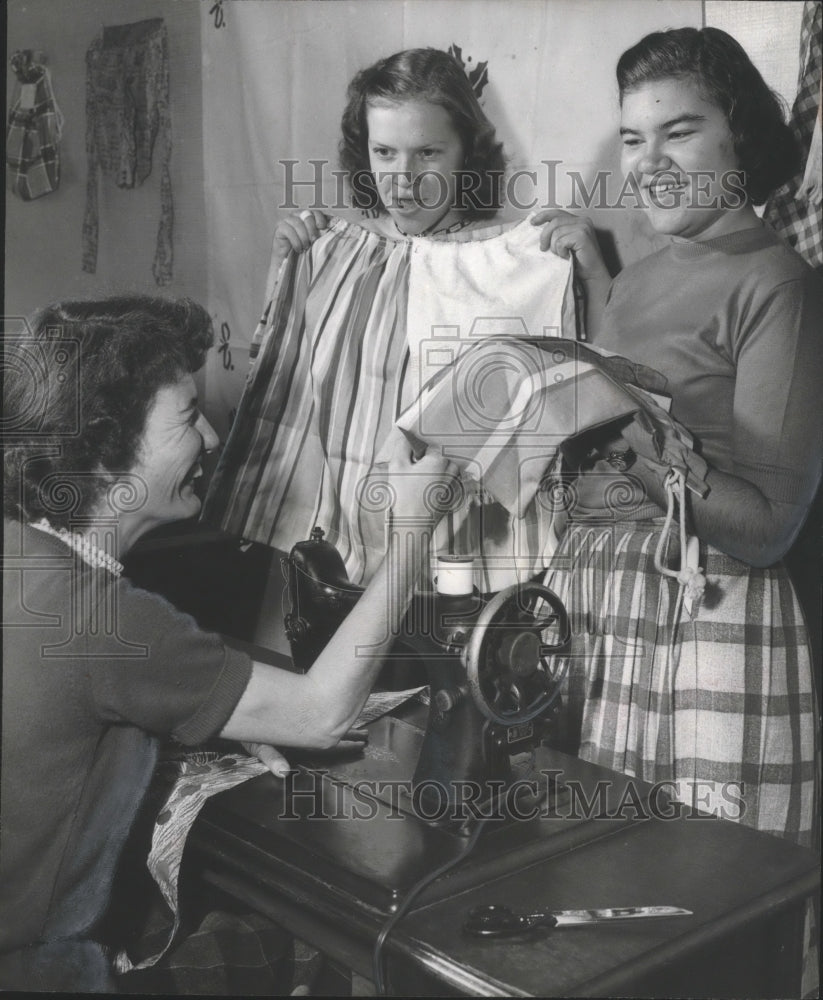 1957 Press Photo Alabama-Birmingham Opportunity Center girls learning to sew. - Historic Images