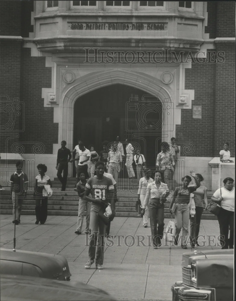 1981 Press Photo Alabama-Students leaving Birmingham&#39;s Phillips High School. - Historic Images