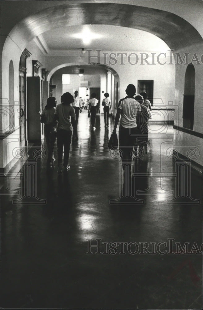 1981 Press Photo Alabama-Birmingham&#39;s Ramsay High students roam the hallways. - Historic Images