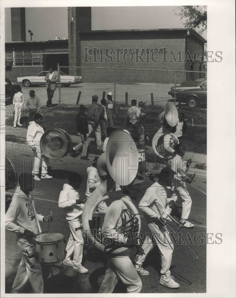 1988 Press Photo Alabama-Birmingham&#39;s Tuggle School marching band in a parade. - Historic Images