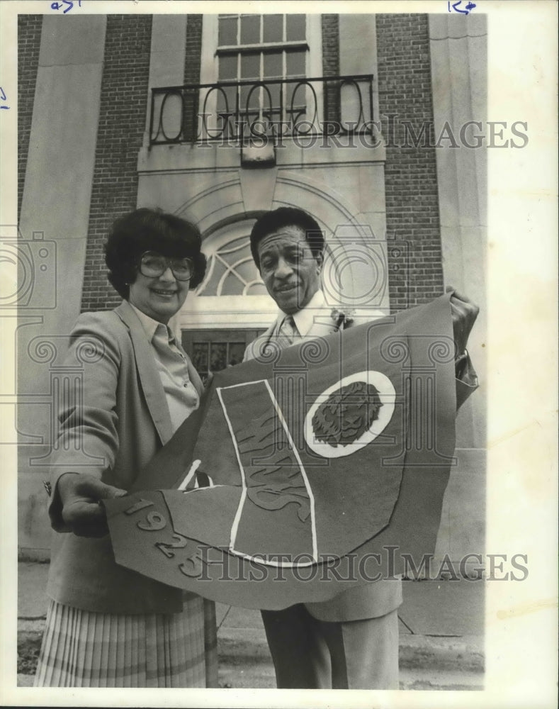 1982 Press Photo Alabama-Birmingham&#39;s West End&#39;s principal, teacher with banner. - Historic Images