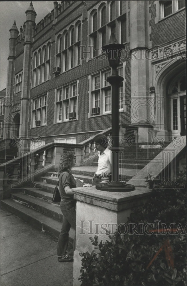 1981 Press Photo Alabama-Donna Vaughn and Paul Gregory at Woodlawn High School. - Historic Images