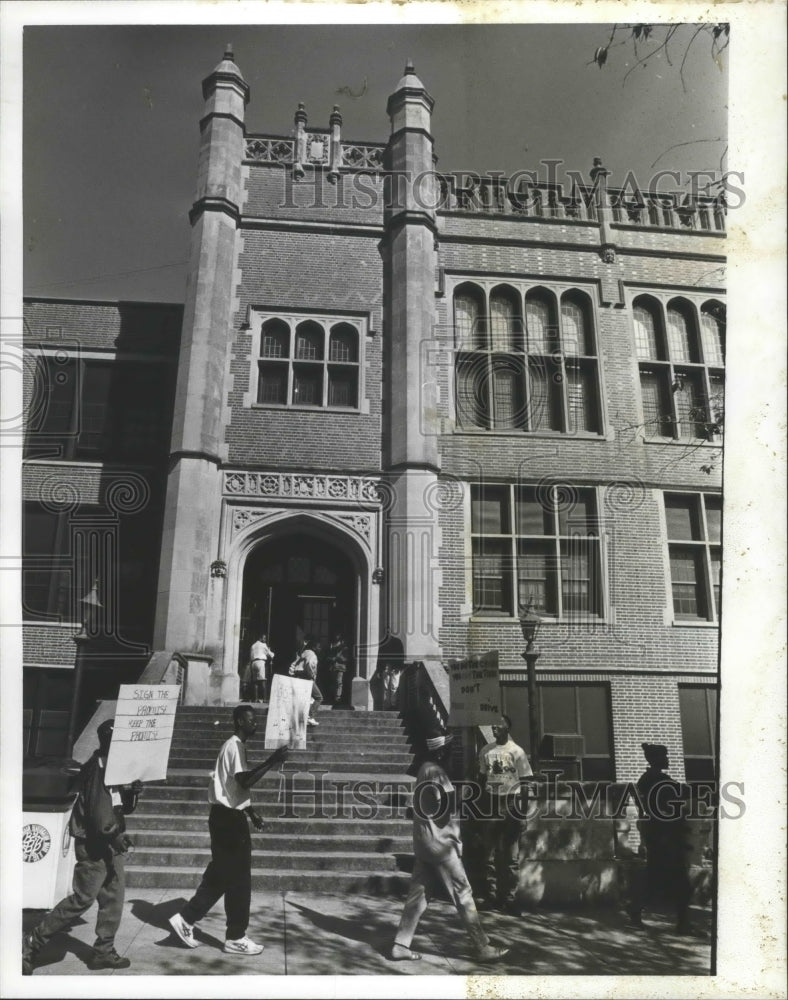 1993 Press Photo Woodlawn High Students, Parents, Picket for Prom Rule, Alabama - Historic Images