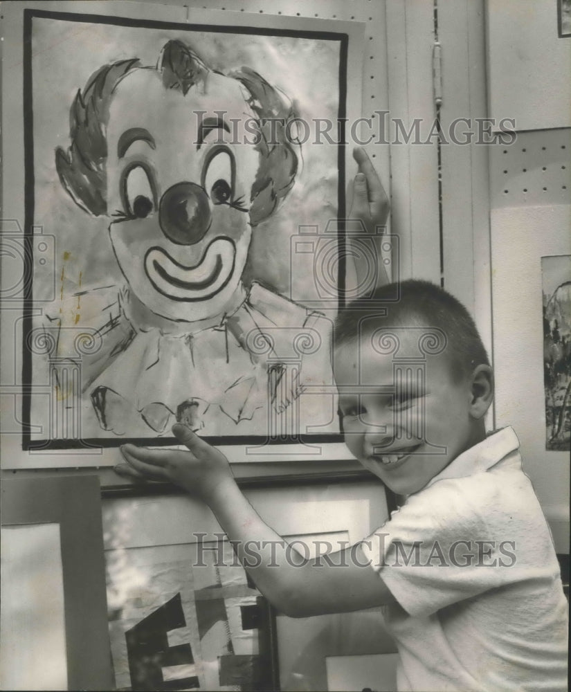 1962, Dale Bragan Admires Clown at Howard College Sidewalk Art Show - Historic Images