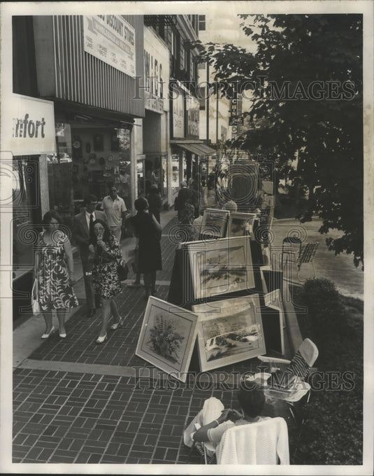 1977, Passers-by Eye Sidewalk Art Show, Birmingham, Alabama - Historic Images