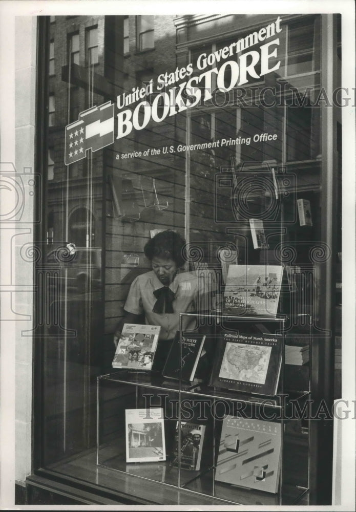 1987 Press Photo Patricia Jackson, Clerk, U.S. Government Bookstore, Birmingham - Historic Images