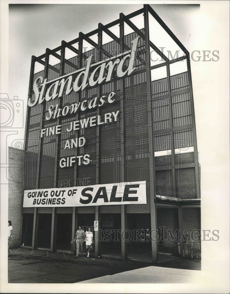 1988 Press Photo Standard Showcase Store Closing in Birmingham, Alabama - Historic Images