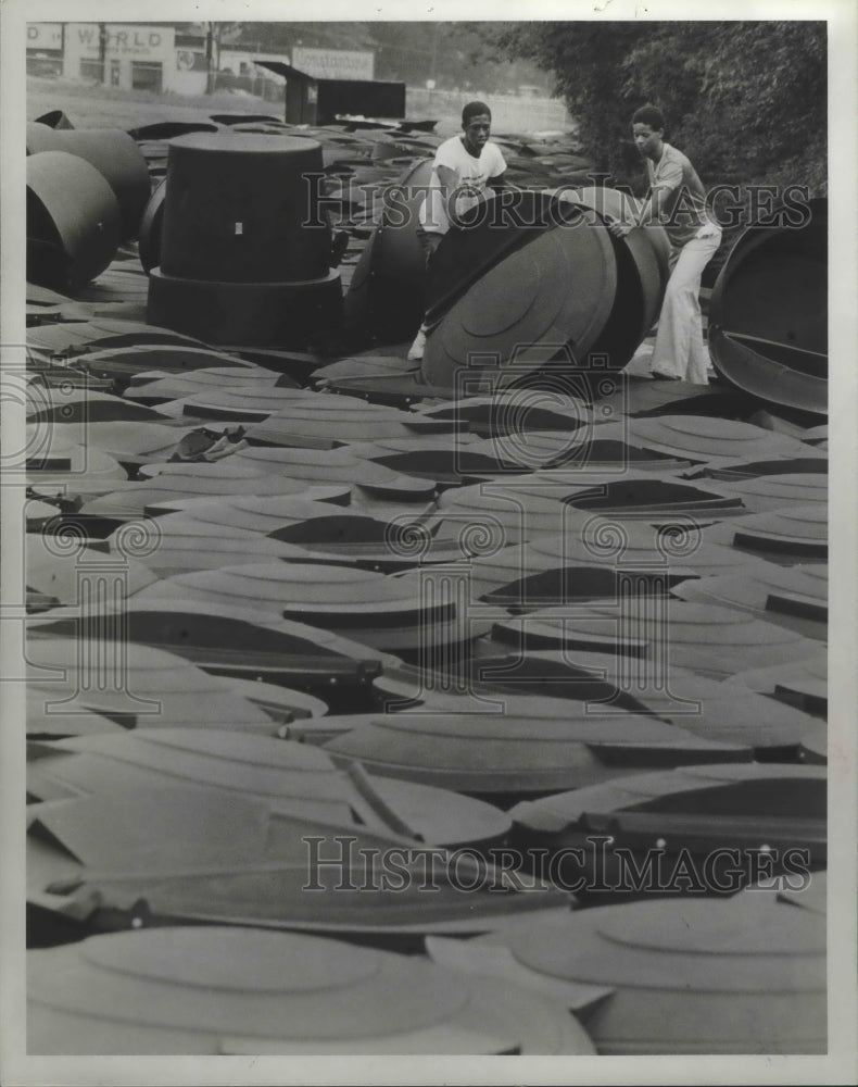 1981 Press Photo Alabama-Birmingham-University Students move trash containers - Historic Images