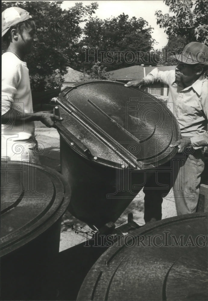 1979 Press Photo Alabama-Birmingham garbage men unload new pick-up containers. - Historic Images