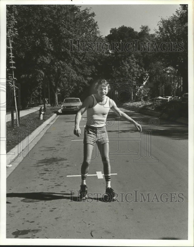 1981 Press Photo John Evans Skates on Highland Avenue, Birmingham, Alabama - Historic Images