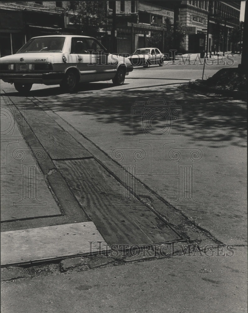 1984 Press Photo Downtown Gone Bad, Plywood for Grates, Birmingham, Alabama - Historic Images