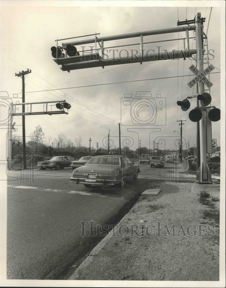 1985 Press Photo Birmingham, Alabama 26th Street Train Crossing Holds Up Traffic - Historic Images